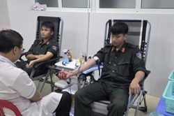 Hai chiến sĩ trẻ kịp thời hiến máu cứu cụ bà chảy máu dạ dày