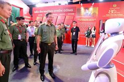Người dân hào hứng trải nghiệm gian trưng bày của lực lượng An ninh điều tra