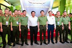 Bộ trưởng Lương Tam Quang tham quan triển l&atilde;m 80 năm lực lượng An ninh nh&acirc;n d&acirc;n
