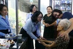 Nơi người d&acirc;n cần, c&aacute;n bộ c&oacute; mặt