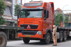 Chấn chỉnh tình trạng xe quá tải lưu thông trên đường Lê Hữu Tựu