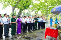 Đo&agrave;n đại biểu th&agrave;nh phố H&agrave; Nội d&acirc;ng hương, tưởng niệm c&aacute;c anh h&ugrave;ng liệt sĩ tại Quảng Trị
