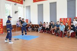 Huấn luyện, bồi dưỡng nghiệp vụ ph&ograve;ng ch&aacute;y, chữa ch&aacute;y v&agrave; cứu nạn, cứu hộ cho gần 100 học vi&ecirc;n