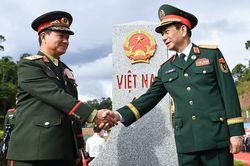 Tiếp tục vun đắp tuyến biên giới hòa bình, hữu nghị Việt Nam - Lào