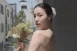 Hình ảnh cựu thành viên T-ara thử trang phục truyền thống cùng gia đình chồng
