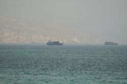 Mỹ v&agrave; Iran tiếp tục tấn c&ocirc;ng lẫn nhau khiến eo biển Hormuz đ&oacute;ng cửa trở lại