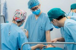 Bệnh viện Nhi Hà Nội cấy điện cực ốc tai thành công, mở cơ hội nghe cho trẻ điếc bẩm sinh