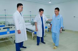 14 năm bước đi trong đau đớn và cuộc hồi sinh ngoạn mục sau 60 phút trên bàn mổ