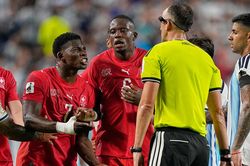 Bị đuổi vì ăn vạ trước Argentina, cầu thủ Thụy Sỹ Breel Embolo òa khóc nức nở