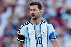 V&igrave; sao Messi đeo băng đen ở trận Argentina thắng Thụy Sỹ 3-1?