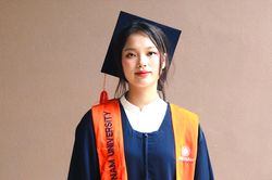 Nữ thủ khoa ngành Y khoa luyện tập tạ để có sức theo những ca mổ dài