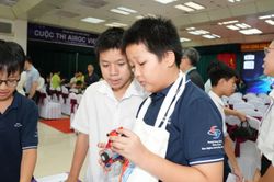 Học sinh lập trình robot bằng AI, tranh tài sân chơi Robotics quốc tế
