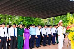 Đoàn đại biểu Thành ủy - HĐND - UBND - Ủy ban Mặt trận Tổ quốc Việt Nam thành phố Hà Nội dâng hương, tri ân các anh hùng liệt sĩ tại tỉnh Quảng Trị