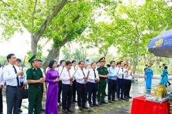 Đo&agrave;n đại biểu th&agrave;nh phố H&agrave; Nội d&acirc;ng hương tưởng niệm c&aacute;c anh h&ugrave;ng liệt sĩ tại tỉnh Quảng Trị