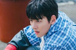 Thời thơ ấu của Ji Chang Wook: Cha mất sớm, làm bốc vác, phụ mẹ bán hàng