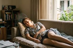Ngủ trưa c&oacute; hỗ trợ giảm c&acirc;n kh&ocirc;ng?