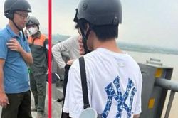 Trung t&aacute; c&ocirc;ng an Hải Ph&ograve;ng kịp thời ngăn người phụ nữ định nhảy cầu Vĩnh Tuy