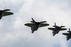 F-22 kết hợp F-35 tạo nên cặp tiêm kích mạnh nhất thế giới?