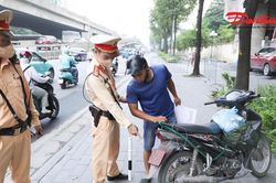 H&agrave; Nội xử l&yacute; h&agrave;ng loạt trường hợp che, d&aacute;n biển số xe m&aacute;y để n&eacute; camera