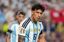 Lisandro Martinez lĩnh xướng 'một nửa sức mạnh' của Argentina