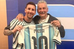 Messi đ&aacute;p lễ Roberto Baggio sau trận thắng Thụy Điển ở World Cup