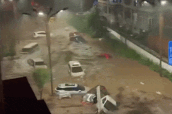 &Ocirc;t&ocirc; tr&ocirc;i dạt như xe đồ chơi tr&ecirc;n đường phố Trung Quốc v&igrave; b&atilde;o Bavi