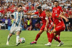 CĐV Anh lo trọng t&agrave;i 'chống lưng' Argentina ở b&aacute;n kết World Cup