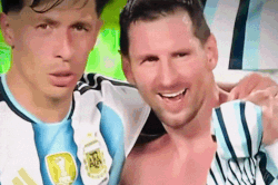 Cảnh Messi 'quét map' giúp Martinez tìm gia đình trên khán đài gây sốt