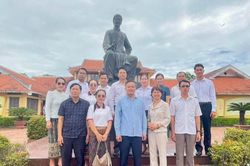Đoàn giáo viên và học sinh của tỉnh Bolikhamxay thăm các di tích tại Hà Tĩnh