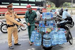 H&agrave; Nội xử l&yacute; h&agrave;ng loạt t&agrave;i xế che, d&aacute;n biển số xe m&aacute;y