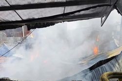 Hà Nội: Cháy lớn tại một nhà xưởng ở xã Tây Phương