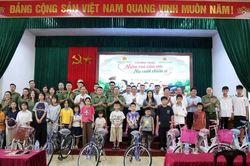 Tặng xe đạp cho học sinh là con gia đình chính sách