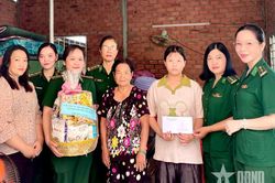 Những 'bông hoa' quân hàm xanh