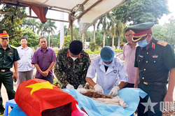 Quân khu 5: Kiểm tra công tác lấy mẫu sinh phẩm tại Nghĩa trang Liệt sĩ Đức Cơ (Gia Lai)