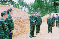 Tư lệnh Quân đoàn 12 kiểm tra các lực lượng chuẩn bị tham gia diễn tập tác chiến phòng thủ Quân khu 4