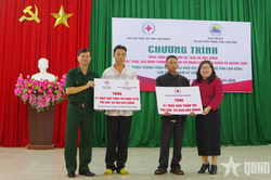 Bộ đội Biên phòng tỉnh Lâm Đồng phối hợp trao kinh phí xây nhà, tặng quà các gia đình chính sách
