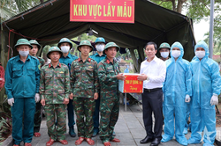 Bí thư Tỉnh ủy Quảng Trị thăm các lực lượng lấy mẫu giám định ADN hài cốt liệt sĩ