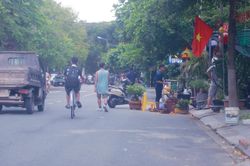Người dân bức xúc vì vườn cây cảnh chiếm vỉa hè, 'ôm' luôn cả lòng đường