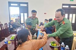 Giám đốc Công an tỉnh Lâm Đồng thăm, tặng quà người có công tiêu biểu tại các xã Bảo Lâm