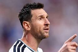 Lý do Messi chỉ tay vào trọng tài