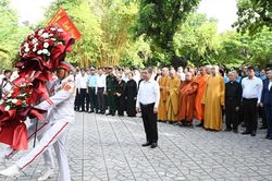 Đo&agrave;n đại biểu Ủy ban MTTQ Việt Nam TPHCM d&acirc;ng hương tưởng niệm Anh h&ugrave;ng liệt sĩ tại c&ocirc;ng vi&ecirc;n L&ecirc; Thị Ri&ecirc;ng