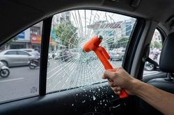 Đề xuất từ chối đăng kiểm với xe thiếu búa phá kính, lắp sai biển số