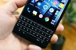 [GALLERY] Ng&aacute;n ngẩm với m&agrave;n h&igrave;nh cảm ứng, giới trẻ quay về với BlackBerry