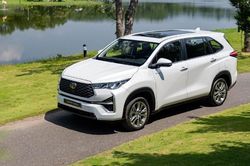 Top 10 xe ô tô động cơ đốt trong bán chạy nhất tháng 6/2026: Toyota Innova Cross bức tốc mạnh mẽ