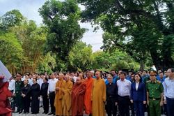 Lễ dâng hương, dâng hoa tưởng niệm các Anh hùng liệt sĩ tại Công viên Lê Thị Riêng