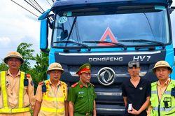 Bắt tài xế dương tính ma túy, giấu hơn 400 viên nghi ma túy trên cabin