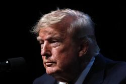 Tổng thống Trump dọa giáng đòn rất mạnh vào Iran, tuyên bố Mỹ sẽ bảo vệ eo biển Hormuz