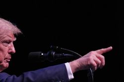 Tổng thống Mỹ Trump tuyên bố tái phong tỏa Iran, thu phí 20% các tàu qua eo biển Hormuz