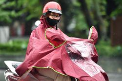 Dự báo thời tiết 13/7/2026: Hà Nội nắng đến 35 độ kèm mưa rải rác, TPHCM mưa lớn