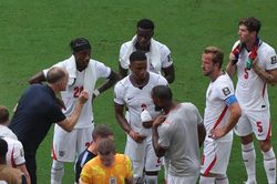 Harry Kane l&ecirc;n tiếng về tuyển Anh sau khi Bellingham 'bật' HLV Tuchel